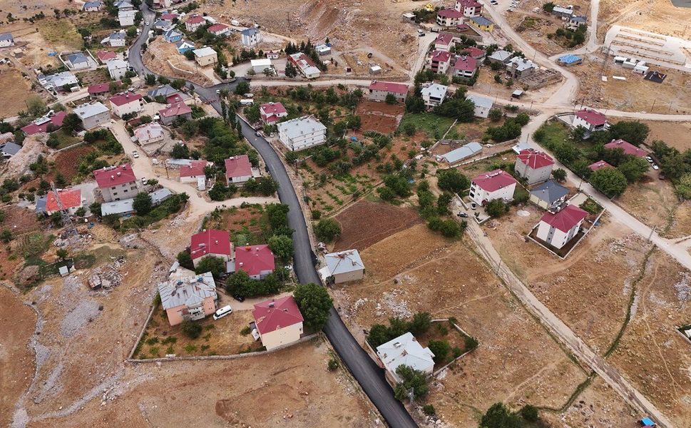 Büyükşehir, Nurhak’ta Eskiköy – Hüyük Grup Yolunu Sıcak Asfaltla Yeniliyor