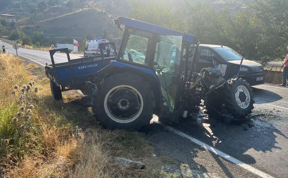 Kahramanmaraş'ta Otomobil Traktör ve Araca Çarptı: 3 Kişi Yaralandı