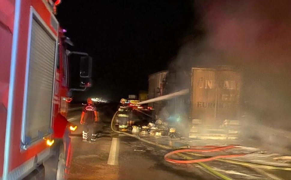 Kahramanmaraş'ta Madeni Yağ Yüklü Tır Yangında Demir Yığınına Döndü