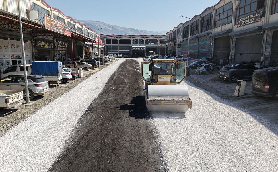 Büyükşehir, Yeni Sanayi Sitesi’nde 3 Kilometrelik Yolu Asfaltla Buluşturdu