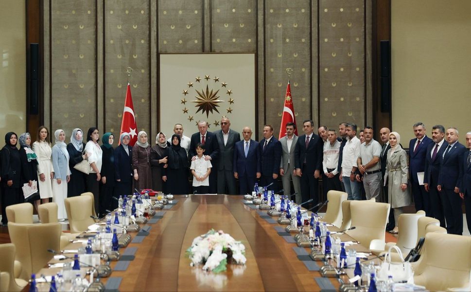 Cumhurbaşkanı Erdoğan, Ayser Çalık Ortaokulu Şehitlerinin Aileleriyle Bir Araya Geldi