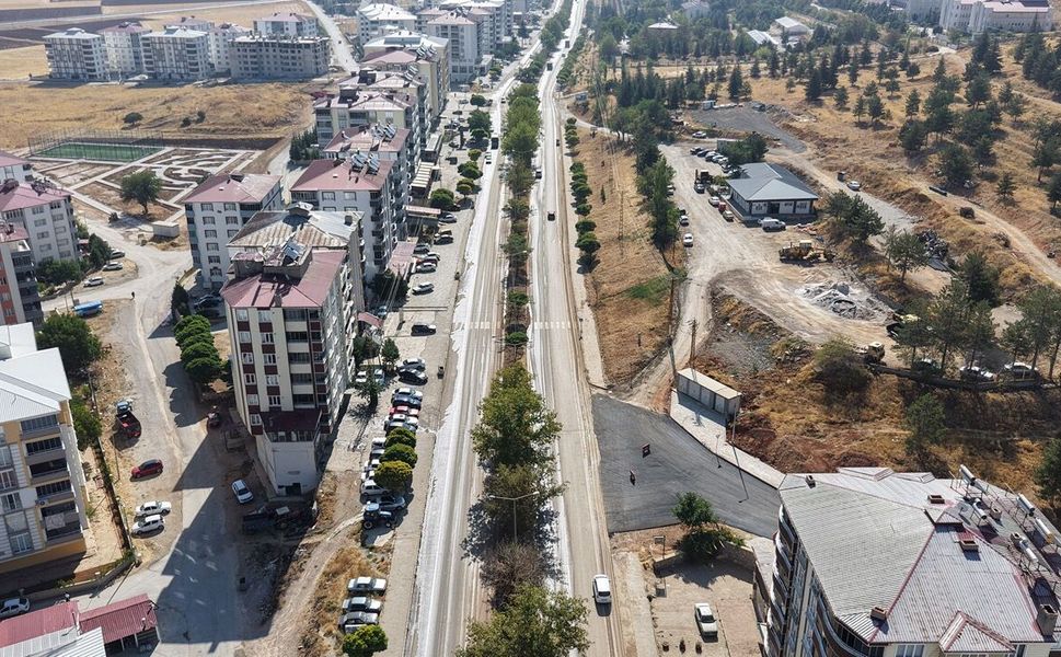 Büyükşehir Ekipleri Afşinbey Caddesi’nde Temizlik Mesaisinde