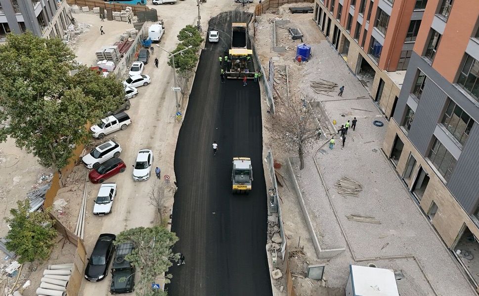 Büyükşehir, Elbistan’da Sıcak Asfalt Yatırımlarını Sürdürüyor