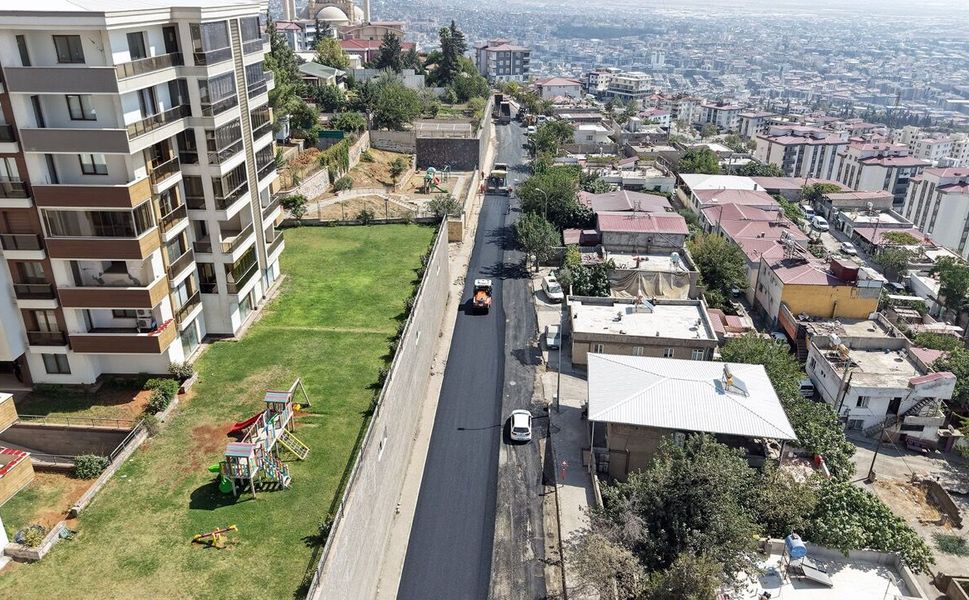 Büyükşehir, Kâtip Çelebi Caddesi’nde Asfalt Mesaisini Sürdürüyor