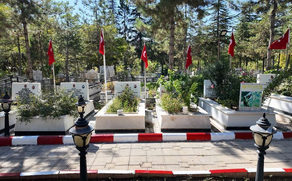 Büyükşehir’den Elbistan Hocazade ve Gariplik Mezarlıklarında Bakım Mesaisi