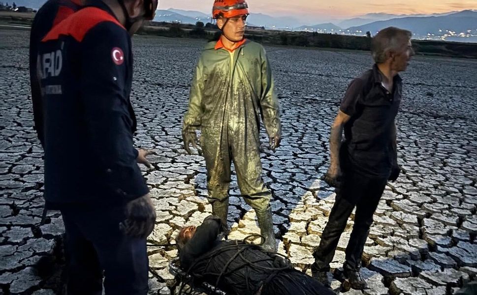 Kahramanmaraş’ta Çamura Saplanan Yaşlı Adam Kurtarıldı