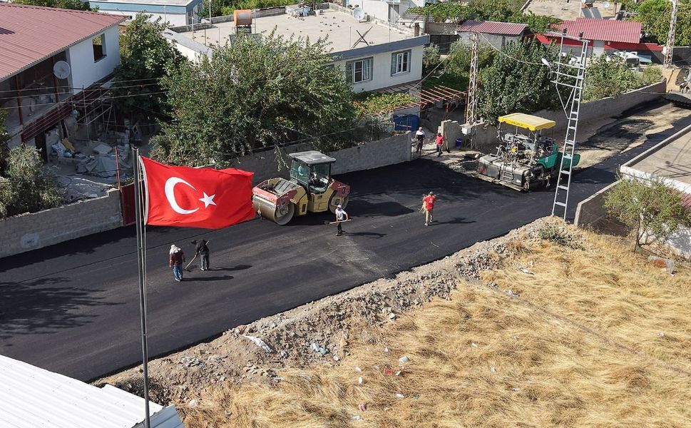 Büyükşehir, Onikişubat Kırsalında Yol Yatırımlarını Artırarak Sürdürüyor