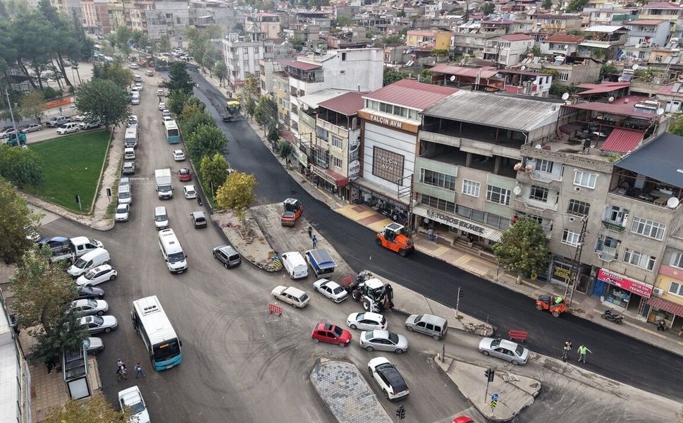 Büyükşehir Bayazıtlı Bulvarı’nda Asfalt Mesaisini Sürdürüyor