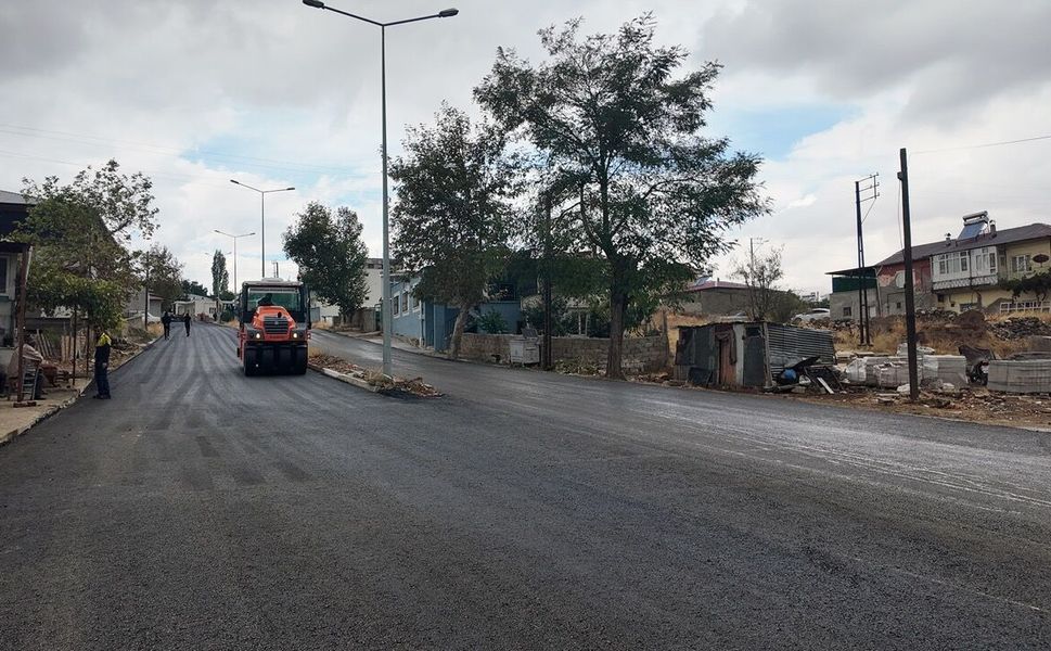 Büyükşehir’den Ekinözü’nde Altyapının Ardından Asfalt Mesaisi