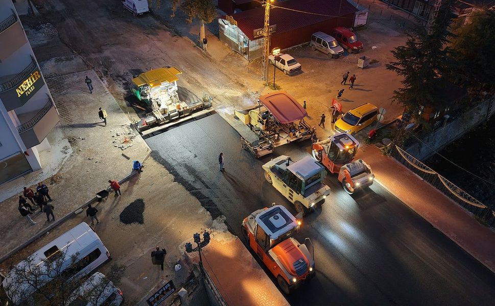 Büyükşehir, Elbistan’da Bir Caddeyi Daha Asfaltla Buluşturdu