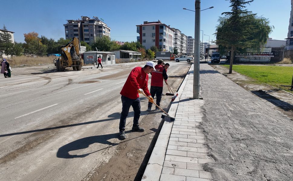 Büyükşehir’den Elbistan’ın Caddelerinde Temizlik