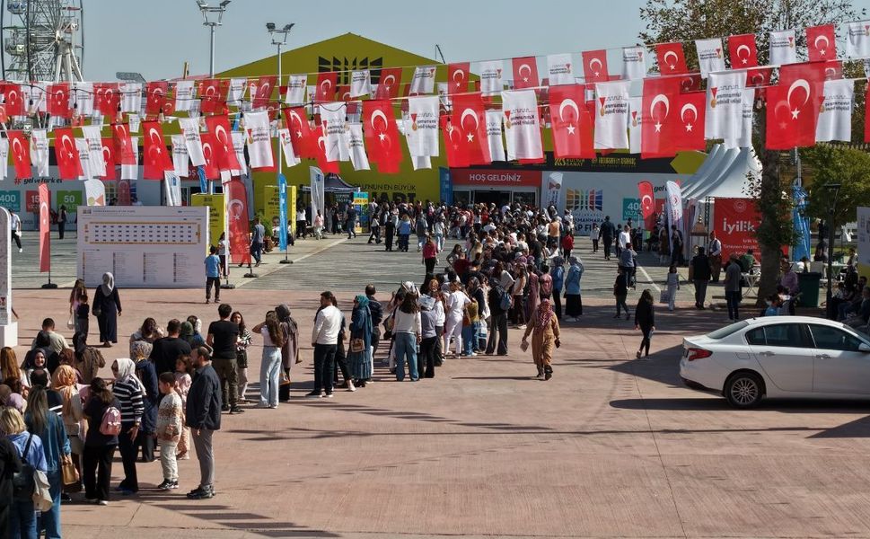 Şermin Yaşar, Kitap Fuarı’nda Okurlarıyla Buluştu