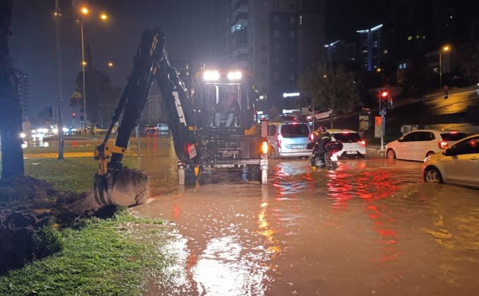 Büyükşehir’den Tüm Birimleriyle Şiddetli Yağışa Karşı Seferberlik