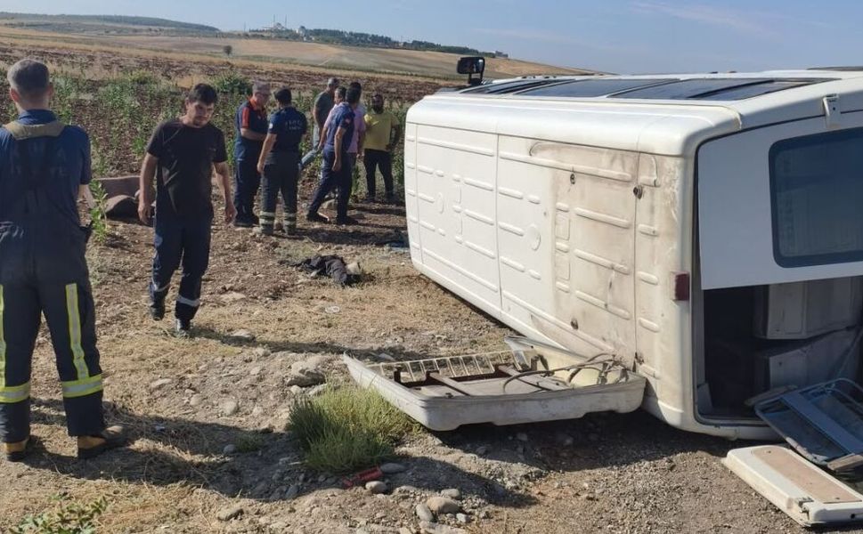 Tarım işçilerini taşıyan minibüs devrildi: 12 yaralı