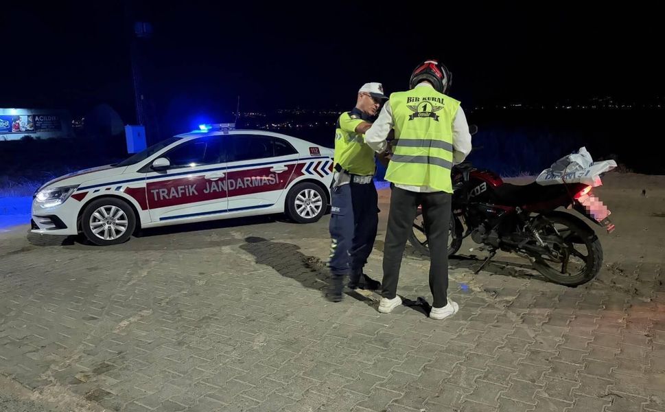 Kahramanmaraş’ta Jandarmadan Motosiklet Sürücülerine Reflektif Yelek Desteği