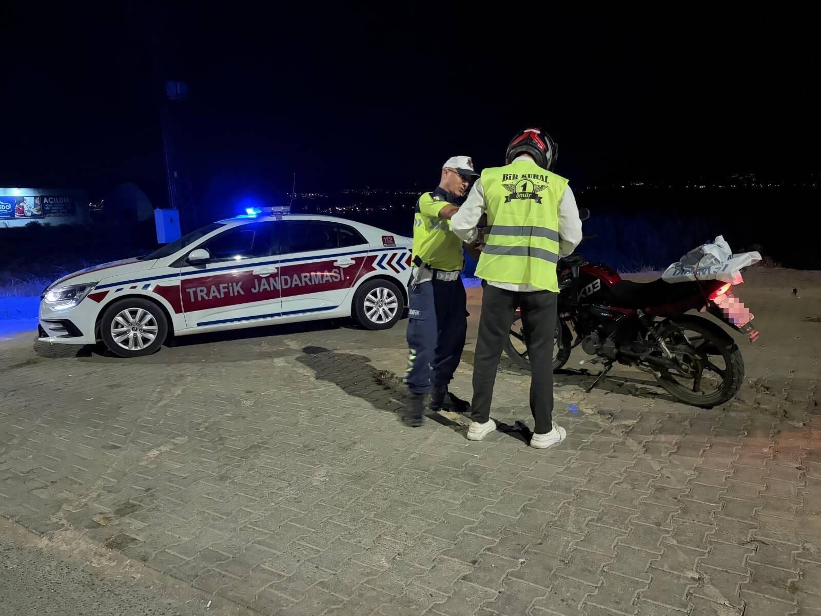 Kahramanmaraş’ta Jandarmadan Motosiklet Sürücülerine Reflektif Yelek Desteği